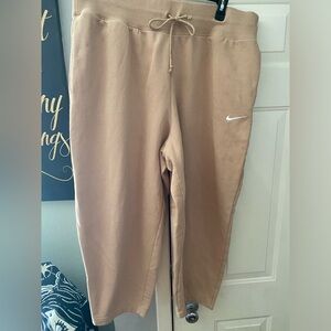 Women’s Nike sweatpants cropped